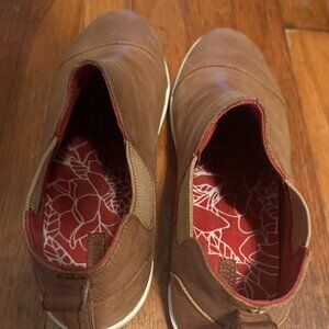 OluKai Shoes Womens Size 9 Waipahe Brown Leather Slip On Sneakers Boots Chelsea